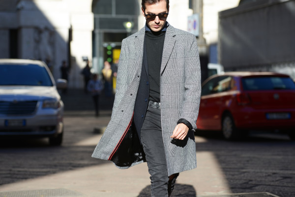 Roberto De Rosa streetstyle MMFW Day 3: Un cappotto in tessuto Principe di Galles