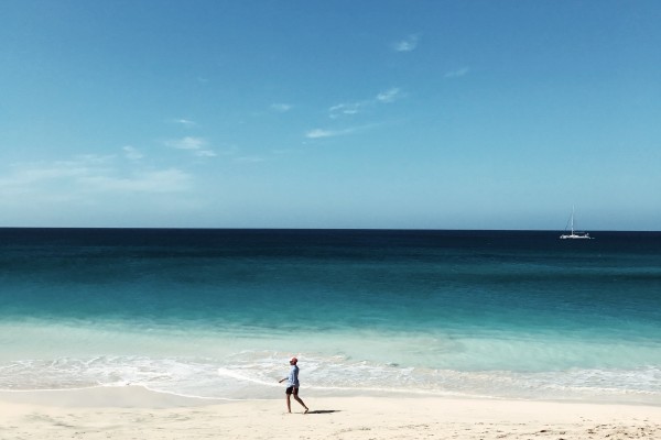 Roberto De Rosa sull'Isola di Sal con Cabo Verde Time - l'oceano